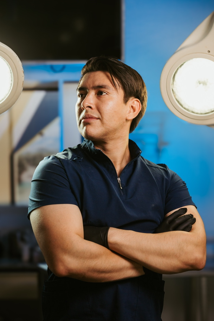 Dr. Aner González, cirujano plástico