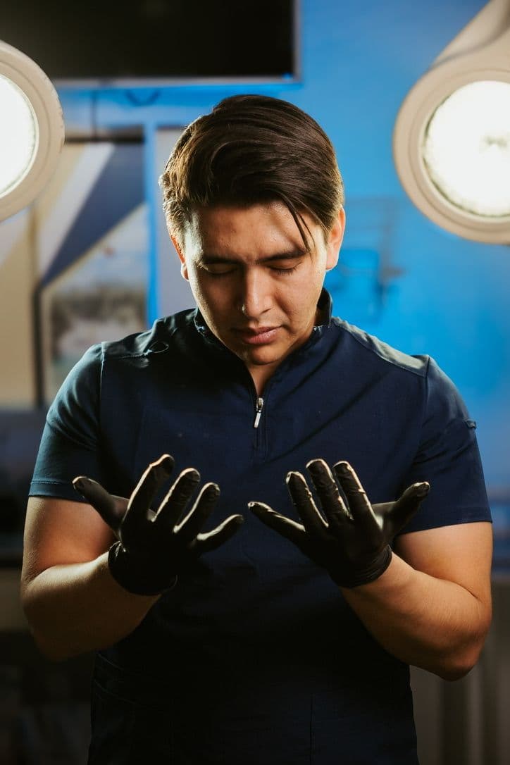 Dr. Aner González